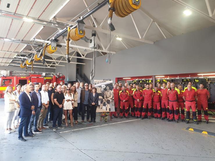 Compañeiros, familia e membros da Corporación local participan nunha homenaxe no parque de bombeiros de Santiago a Jorge Corbacho, bombeiro en prácticas falecido en 2022 en acto de servizo. CONCELLO DE SANTIAGO 