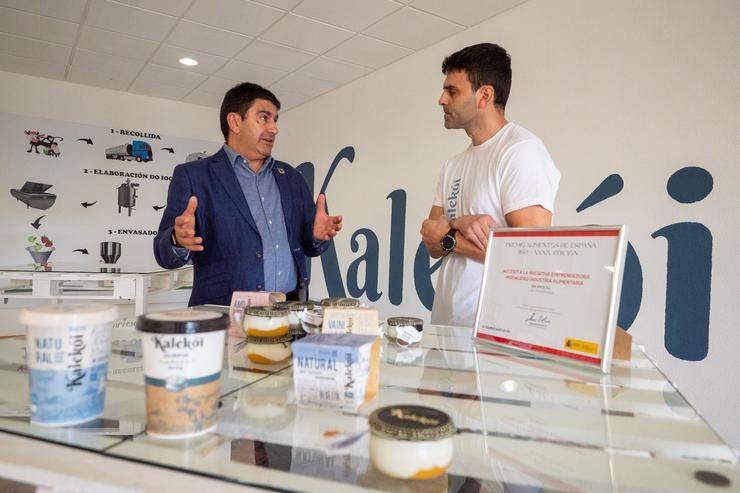 O delegado do Goberno visita a empresa Kalekoi. DELEGACIÓN DO GOBERNO / Europa Press