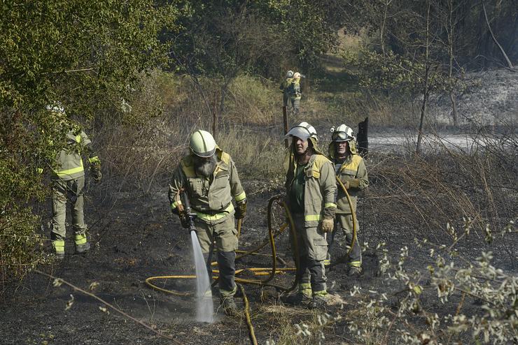 Bombeiros forestais traballan nun incendio na provincia de Ourense 