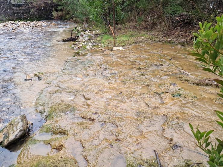 Foto difundida pola plataforma contra a mina de San Finx polas "verteduras" que denuncian dirixidas á Ría de Muros e Noia / PLATAFORMA CONTRA MINA DE SAN FINX - Arquivo