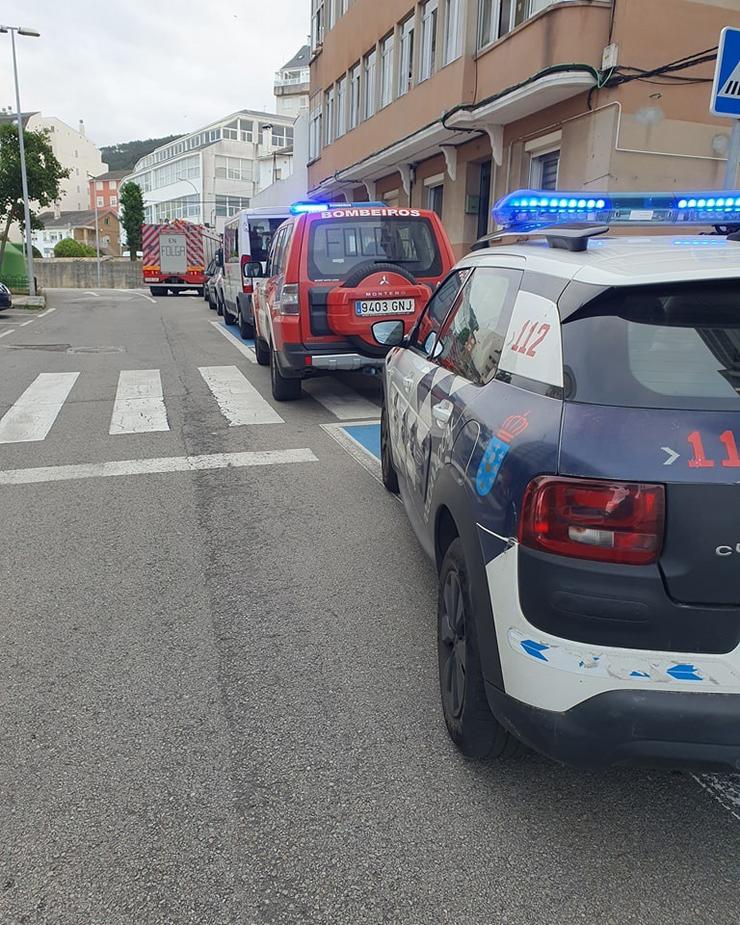Os servizos de emerxencias actuantes nunha rúa de Burela / POLICÍA LOCAL BURELA