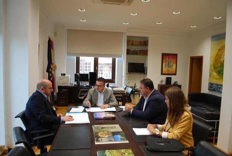 O conselleiro do Medio Rural, José González, mantén unha reunión co alcalde de Frades / XUNTA