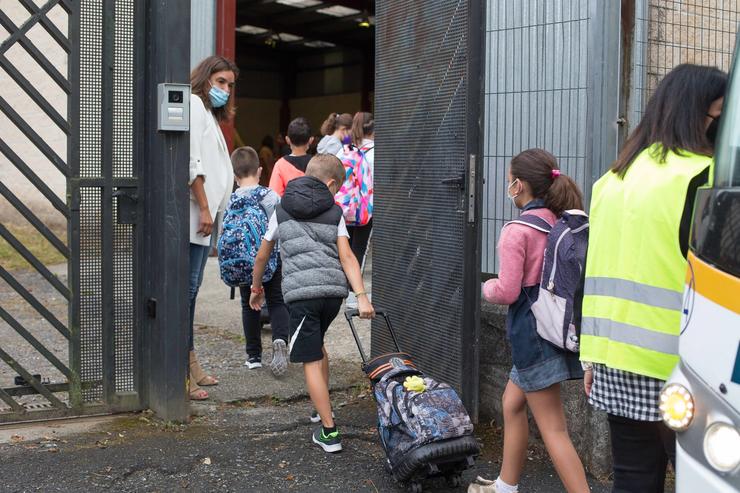 Arquivo - Varios nenos e nenas entran ao CEIP Manuel Mallo de Nadela, durante o primeiro día do curso escolar 2021-2022 en Educación Infantil e Primaria, a 9 de setembro de 2021, en Nadela, Lugo. Carlos Castro - Europa Press - Arquivo