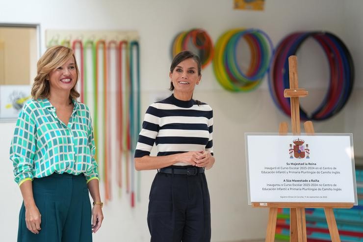 A raíña Letizia, xunto á ministra de Educación, Pilar Alegría, na  inauguración da apertura do curso escolar 2023/2024,  no CEIP Plurilingüe do Camiño Inglés, a 11 de setembro de 2023, en Sigüeiro, Oroso, A Coruña, Galicia (España).. Álvaro Ballesteros - Europa Press