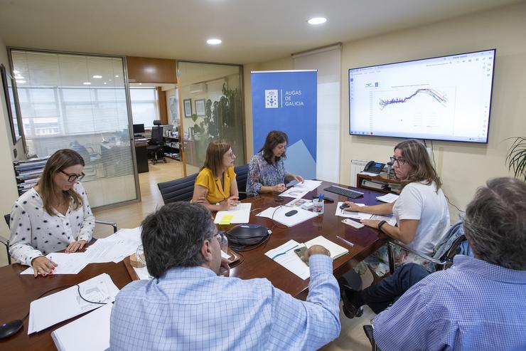 A directora de Augas de Galicia, Teresa Gutiérrez, e o xerente da entidade, Gonzalo Mosqueira, na reunión da Oficina Técnica dá Seca do 11 de setembro de 2023.. CONCHI PAZ 