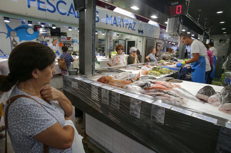 Unha persoa compra alimentos nun mercado /Carlos Castro - Europa Press - Arquivo 