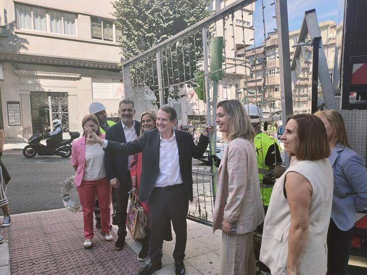 O alcalde de Vigo, Abel Caballero, xunto a varios concelleiros, no inicio da montaxe da iluminación do Nadal, a 12 de setembro de 2023 / Europa Press - Arquivo