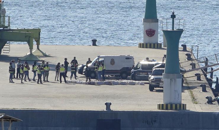 Fardos de cocaína descargados no peirao transversal do Porto de Vigo, procedentes do pesqueiro Bestarruza, interceptado pola Policía Nacional fronte ás costas das Rías Baixas / JAVIER VÁZQUEZ - Arquivo