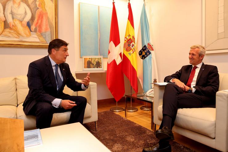 O presidente da Xunta, Alfonso Rueda, recibe ao embaixador de Suíza para España e Andorra, Hanspeter Mock / XUNTA