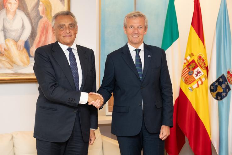 O presidente da Xunta, Alfonso Rueda, reúnese co embaixador de Italia, Giuseppe Buccino Grimaldi / DAVID CABEZÓN