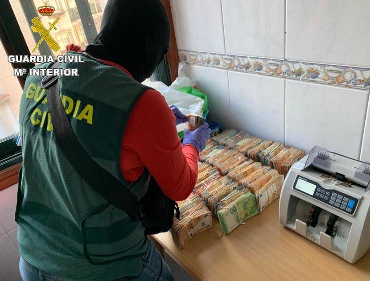 Diñeiro en metálico intervido nun operativo antidroga dirixido por un xulgado de Cangas, que se saldou con 15 detidos e a incautación de 340 quilos de haxix, 4 quilos de cocaína, éxtase, marihuana, armas e outros efectos / GARDA CIVIL