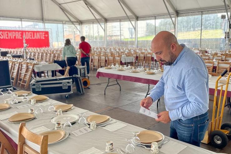 O secretario de Organización do PSdeG, José Manuel Lage, supervisa os preparativos da XII Festa Socialista de Galicia 