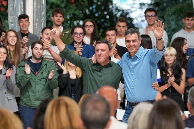 O presidente do Goberno en funcións e secretario xeral do PSOE, Pedro Sánchez (d), e o secretario xeral do PSdeG-PSOE, Valentín Formoso (i), participan na festa da Rosa do Partido Socialista de Galicia (PSdeG), na parroquia de Sigüeiro 