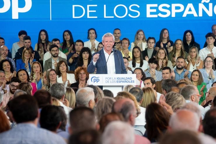 O presidente da Xunta, Alfonso Rueda, intervén no acto do PP en Santiago de Compostela / César Arxina