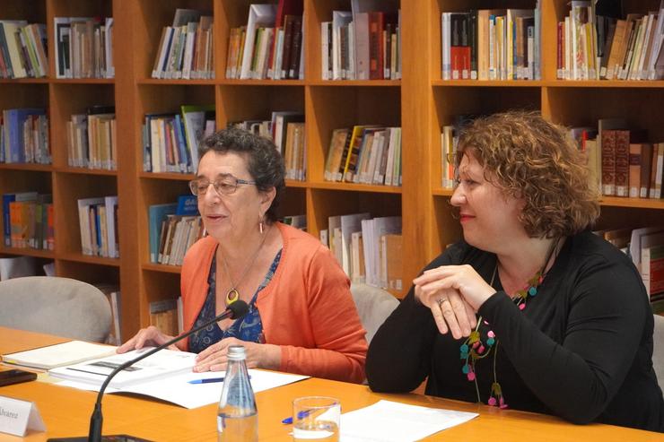 A presidenta do CCG, Rosario Álvarez, e Rebeca Blanco-Rotea, coordinadora do informe sobre o impacto do eucalipto 