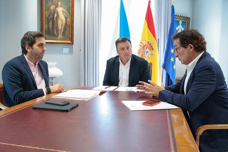 O alcalde de Oroso, Álex Doval; o presidente da Deputación da Coruña, Valentín González Formoso, e o deputado provincial Antonio Leira. DEPUTACIÓN DA CORUÑA / Europa Press