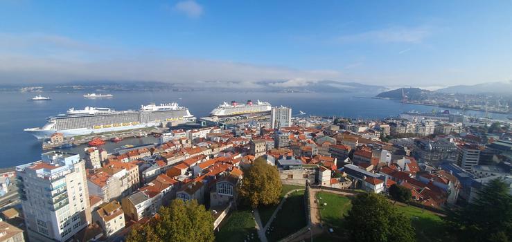 Foto do peirao de cruceiros e peirao comercial do porto de Vigo, na xornada do 19 de setembro de 2023, cando por primeira na súa historia produciuse a escala simultánea de 5 cruceiros, con 15.000 persoas a bordo / Europa Press