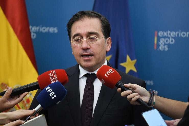 O ministro de Asuntos Exteriores, Unión Europea e Cooperación en funcións, José Manuel Albares, ofrece declaracións aos medios / Fernando Sánchez - Arquivo