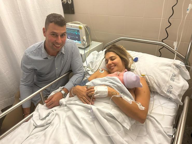 Alba e Fabio, unha parella de Santa Comba tras o nacemento da súa filla, Aylen, no primeiro parto por cesárea no Hospital Clínico de Santiago de Compostela no que a nai puido estar acompañada / CHUS - Arquivo