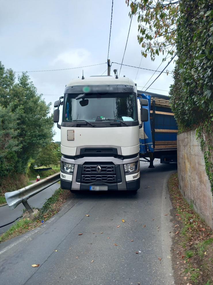 Un camioneiro lituano queda atrapado co seu tráiler nunha estrada de Ferrol polo GPS 