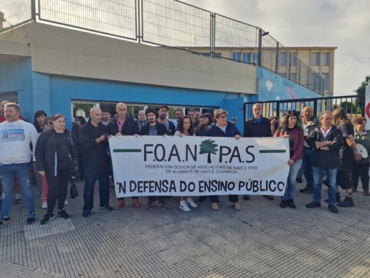 Pais e nais de Vigo concéntranse para impedir a privatización do servizo de conserjería de colexios.. PEDRO DAVILA-EUROPA PRESS