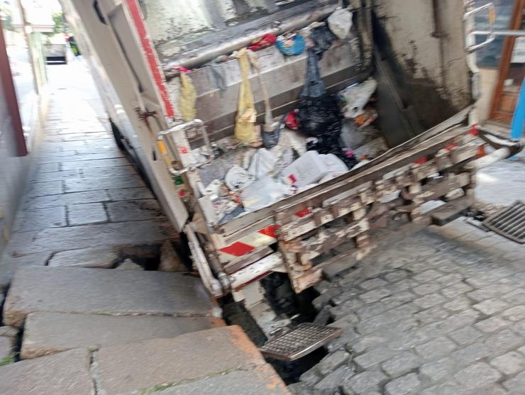 Camión de Urbaser accidentado o centro de Ferrol. / Europa Press
