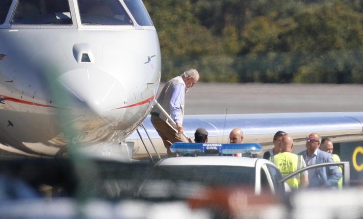 O Rei Juan Carlos I baixando do avión en Vigo / JAVIER VÁZQUEZ