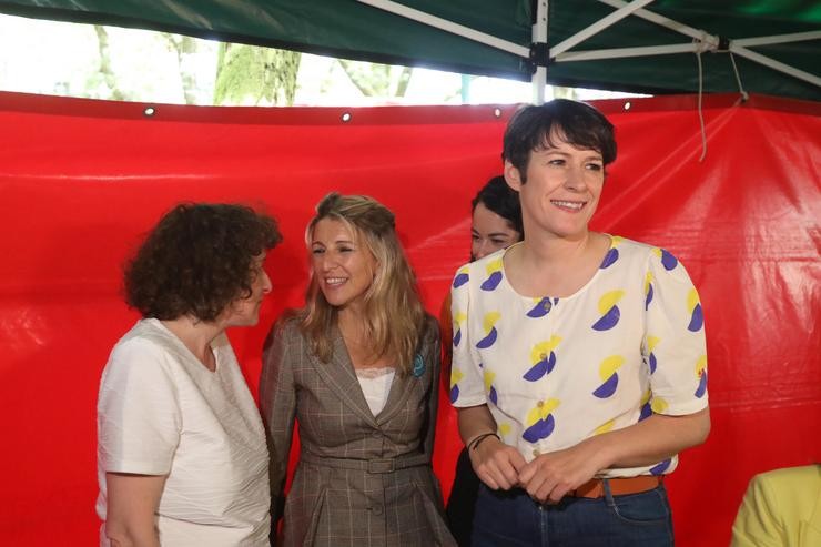 Arquivo - (I-D) A candidata do BNG á Alcaldía de Santiag, Goretti Sanmartín; a vicepresidenta segunda e ministra de Traballo e Economía Social, Yolanda Díaz e a portavoz nacional do BNG, Ana Pontón, nunha carpa das Festas da Ascensión, a 18. César Arxina - Europa Press - Arquivo 