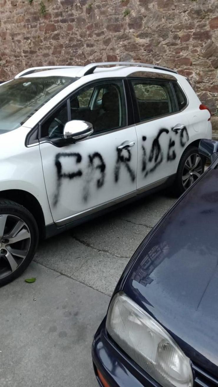Pintan sobre o vehículo do cura de Pontedeume (A Coruña) a inscrición "morte ao fariseo" / Europa Press