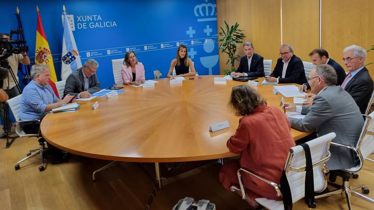 A conselleira de Infraestruturas e Mobilidade, Ethel Vázquez, reúnese con representantes do sector do transporte de viaxeiros por estrada. XUNTA / Europa Press