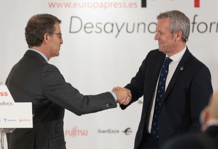 O presidente do PP, Alberto Núñez Feijóo ()e, saúda ao presidente da Xunta de Galicia, Alfonso Rueda (d), durante un almorzo informativo de Europa Press 