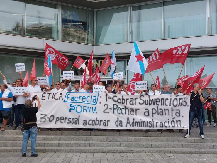 Traballadores da antiga filial de Faurecia no Porriño concéntranse ante a Xunta para pedir unha solución / CIG