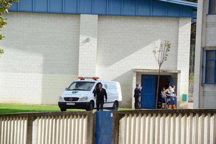 Arquivo - Unha funeraria á súa saída do Instituto de Educación Secundaria 'Xullo Pierto Nespereira', a 26 de outubro de 2022, en Ourense, Galicia (España). Un adolescente faleceu hoxe ao caerlle encima unha parede dun vestiario no instituto Xullo Pr. Rosa Veiga - Europa Press - Arquivo 