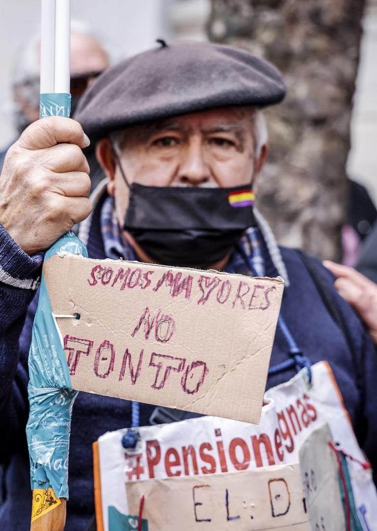 Un home cun cartel onde se pode ler "Somos maiores, non parvos / Rober Solsona - Europa Press - Arquivo / Europa Press