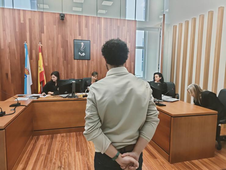 Un mozo xulgado na sala Penal 3 de Vigo, que foi condenado a 22 meses de prisión por un delito de 