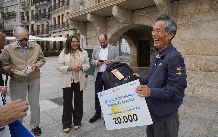 A delegada da Xunta en Vigo, Ana Ortiz, e o director de Turismo de Galicia, Xosé Merelles, reciben ao peregrino 20.000 que chega ao albergue 