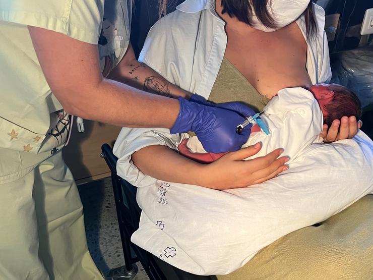 Un bebé sendo inmunizado este venres / XUNTA