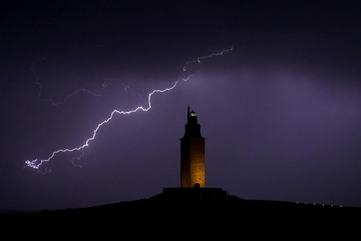 Vista dun raio sobre a Torre de Hércules, a 26 de outubro de 2022, na Coruña 