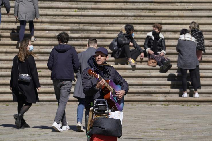 Un músico nas inmediacións da Catedral de Santiago / Álvaro Ballesteros - Europa Press - Arquivo / Europa Press