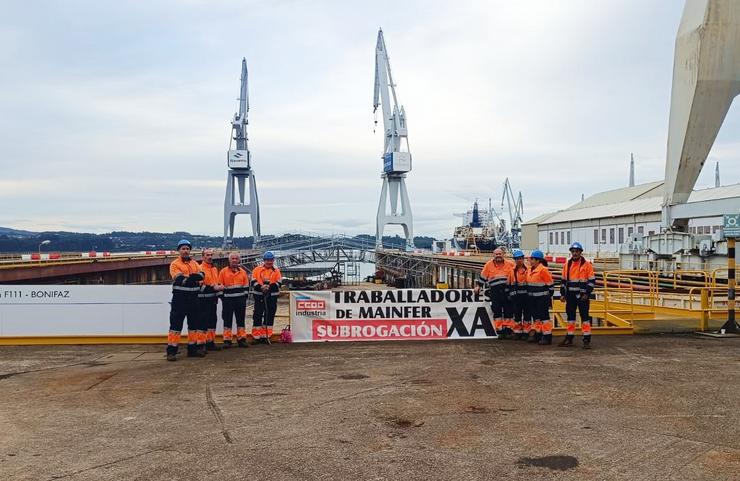 Os traballadores da auxiliar Mainfer cortan durante dúas horas o acceso ao estaleiro de Navantia Ferrol 