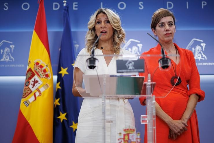 A vicepresidenta segunda en funcións e líder de Sumar, Yolanda Díaz (i), e a portavoz parlamentaria de Sumar, Marta Lois (d), ofrecen unha rolda de prensa, no Congreso dos Deputados, a 21 de agosto de 2023 