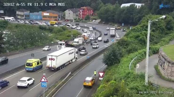 Accidente de tráfico na autovía A-55, no p.K. 11,900, onde un camión se saíu do carril e chocou contra a mediana, sen que se rexistrasen feridos.. DXT