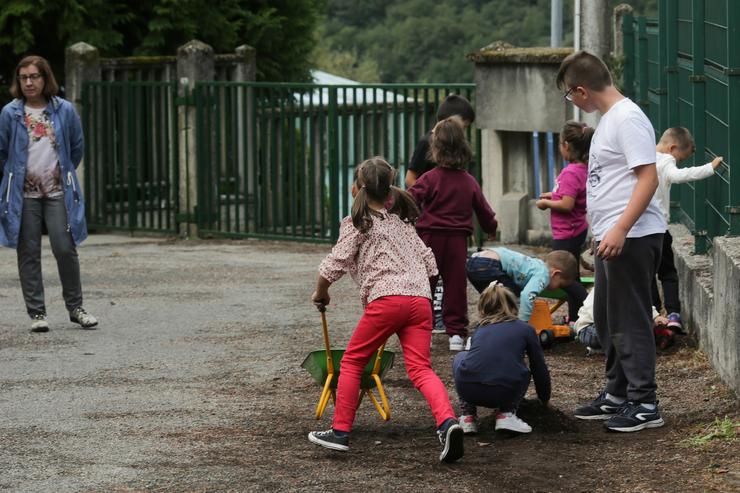 Alumnos xogan no patio do colexio o día que arrinca o curso escolar en Galicia, no CEIP Eduardo Cela Vila de Triacastela, a 8 de setembro de 2022, en Triacastela 