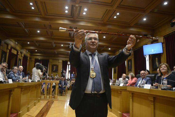 O novo presidente da Deputación de Ourense, Luís Menor, pousa coa vara durante un pleno onde tomou posesión do seu cargo, a 17 de xullo de 2023, en Ourense 