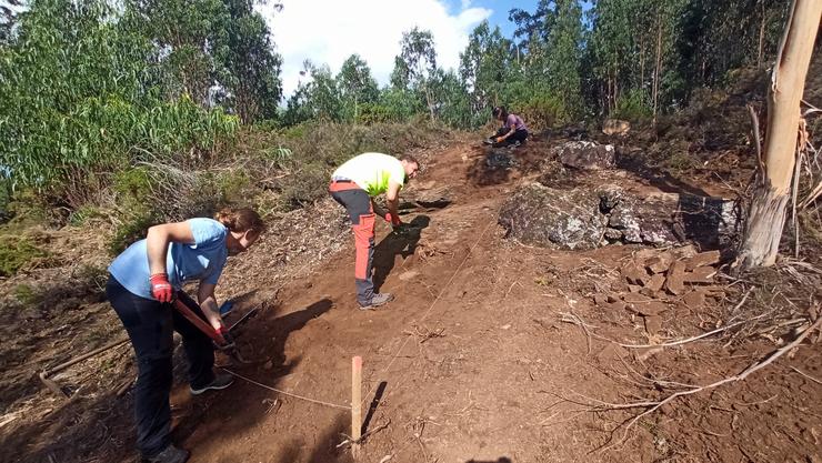 Unha campaña arqueolóxica busca coñecer as orixes do xacemento fortificado do Castrillón, en Touro 