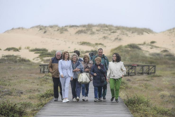 A vicepresidenta segunda e conselleira de Medio Ambiente, Territorio e Vivenda, Ángeles Vázquez, visita o complexo dunar de Corrubedo / XUNTA