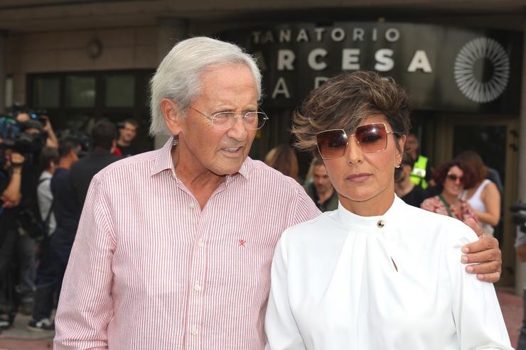 Fernando Ónega e Sonsoles Ónega á súa saída do tanatorio La Paz para despedir a María Teresa Campos, a 5 de setembro de 2023, en Madrid / José Ramón Hernando