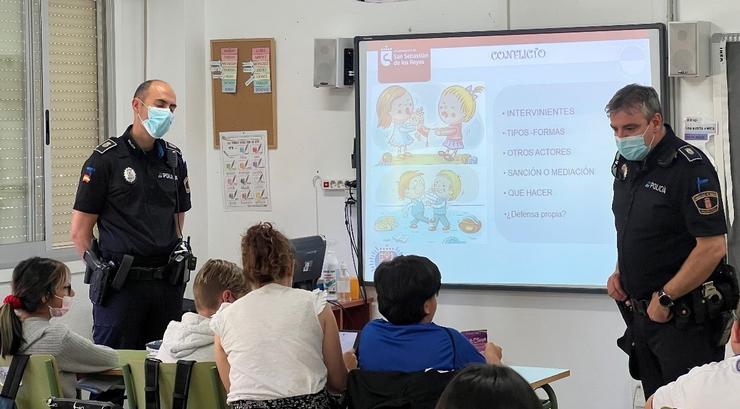 Arquivo - Axentes da Policía Local de San Sebastián de los Reyes nunha charla sobre bullying e ciberseguridade nun centro educativo do municipio. CONCELLO DE SAN SEBASTIÁN DE LOS REYES / Europa Press