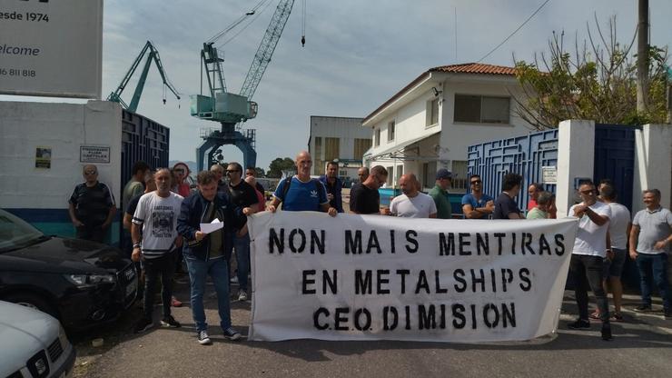 Concentración de traballadores de Metalships fronte ao estaleiro Rodman en Meira, Moaña 