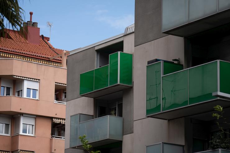 Grupo de vivendas nun edificio, algunhas en aluguer 